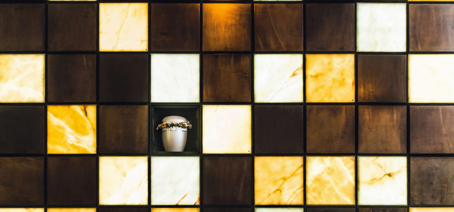 Urnen enthalten die Aschekapsel, die bei einer Feuerbestattung mit der Asche von der oder dem Verstorbenen gefüllt wird.